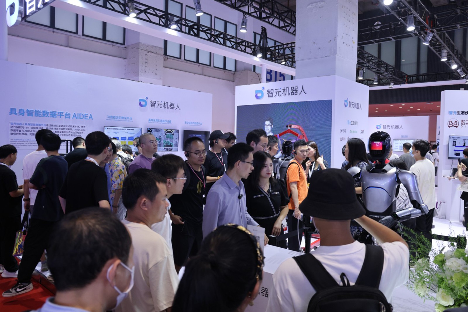 J9娱乐集团机器人亮相世界机器人大会WRC